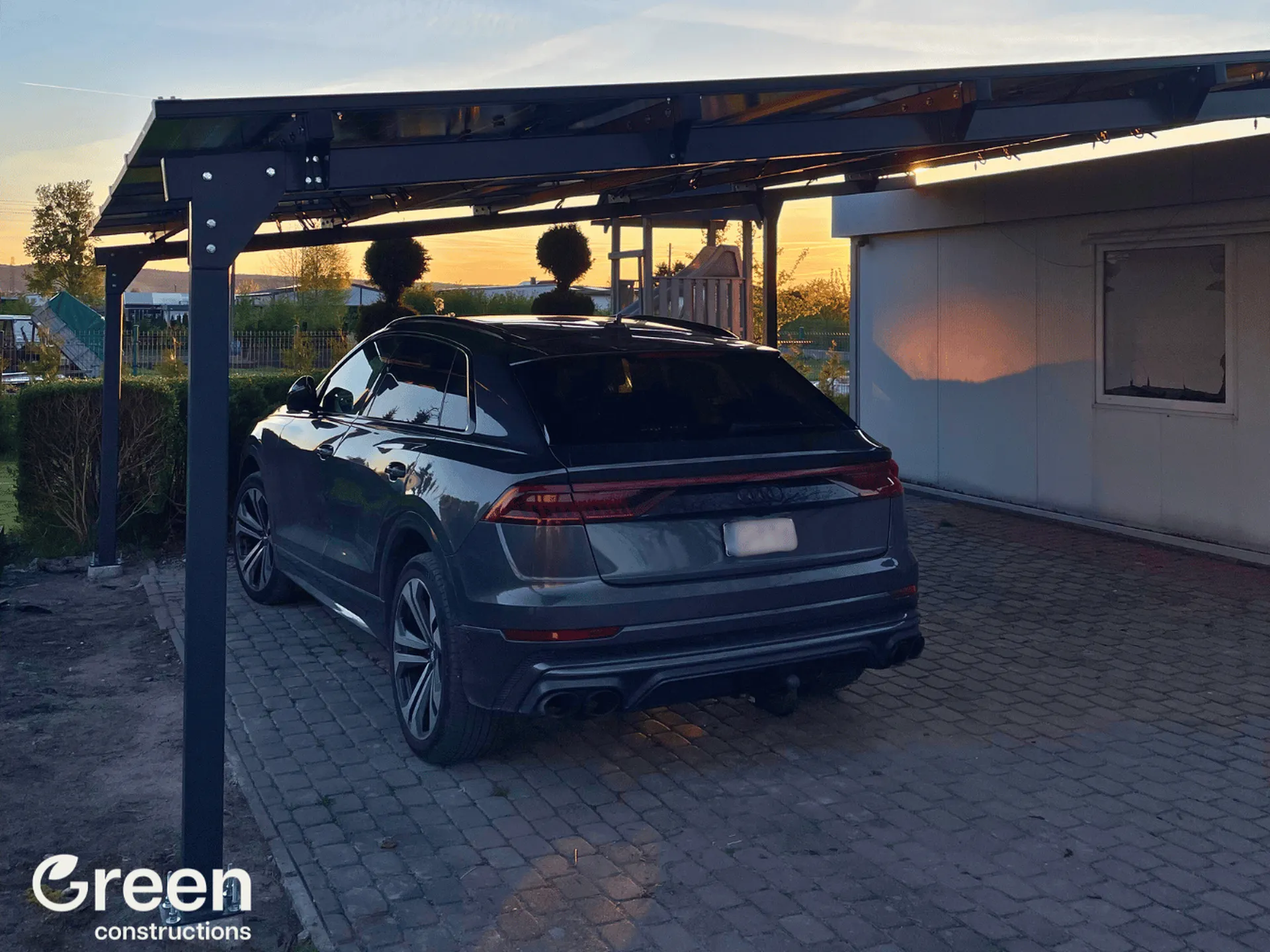 Carport fotowoltaiczny dwustanowiskowy z zaparkowanym AUDI Q8