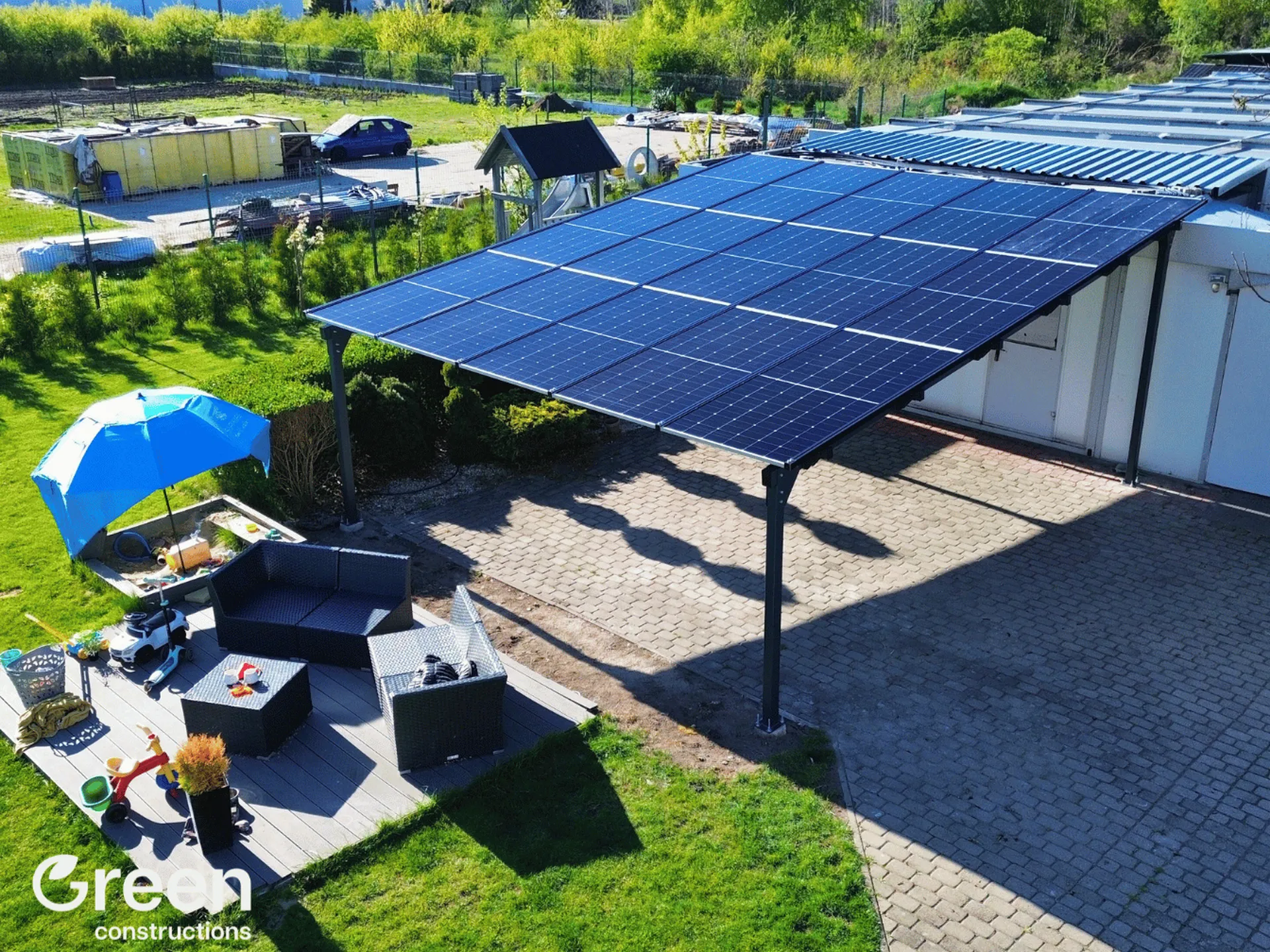 Wiata fotowoltaiczna na czterech nogach, dwustanowiskowa o mocy 9kwp, w kolorze antracytowym 