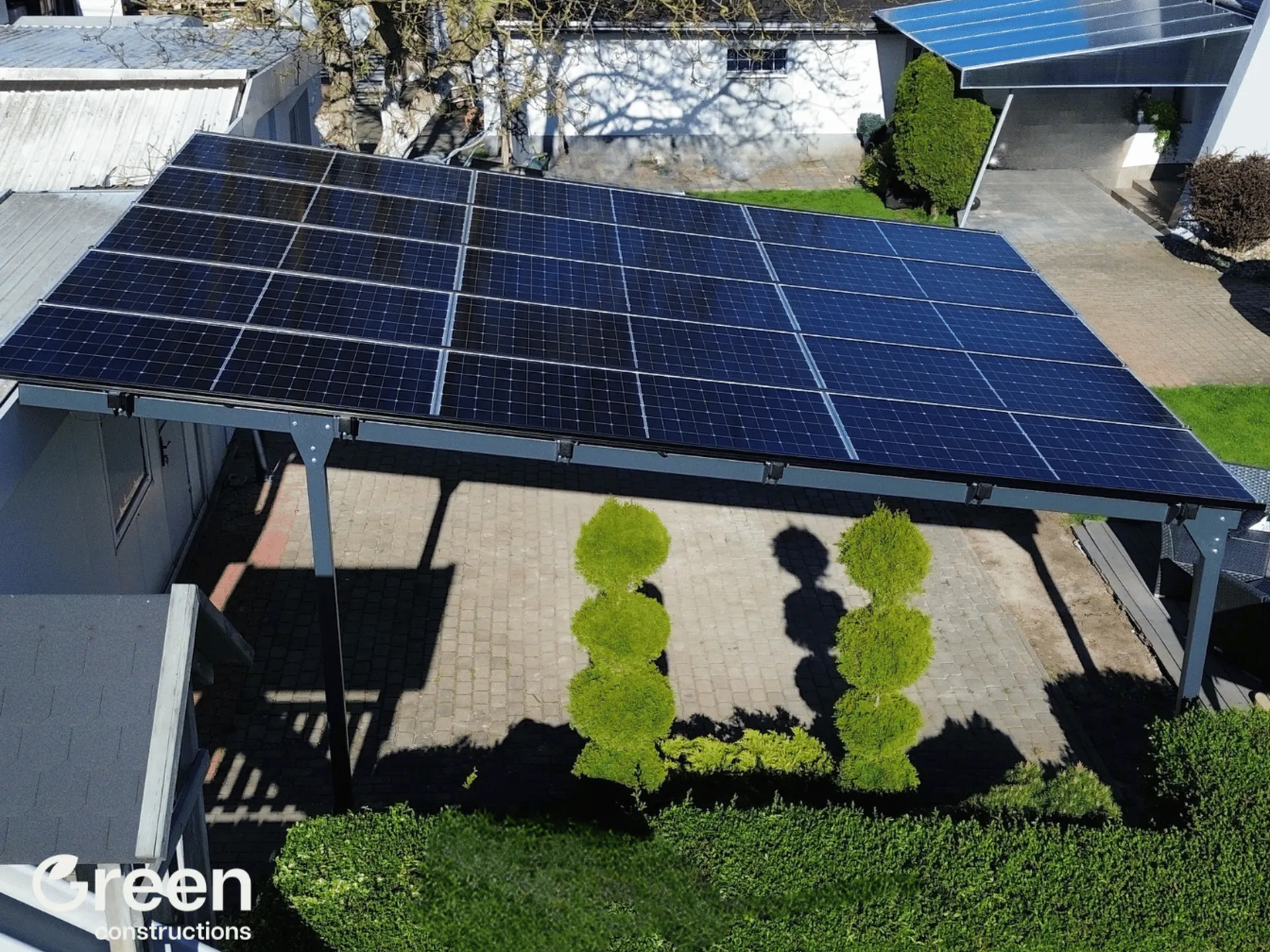 Indywidualna wiata fotowoltaiczna dwustanowiskowa na czterech nogach o mocy 9 kwp, widok z lotu ptaka