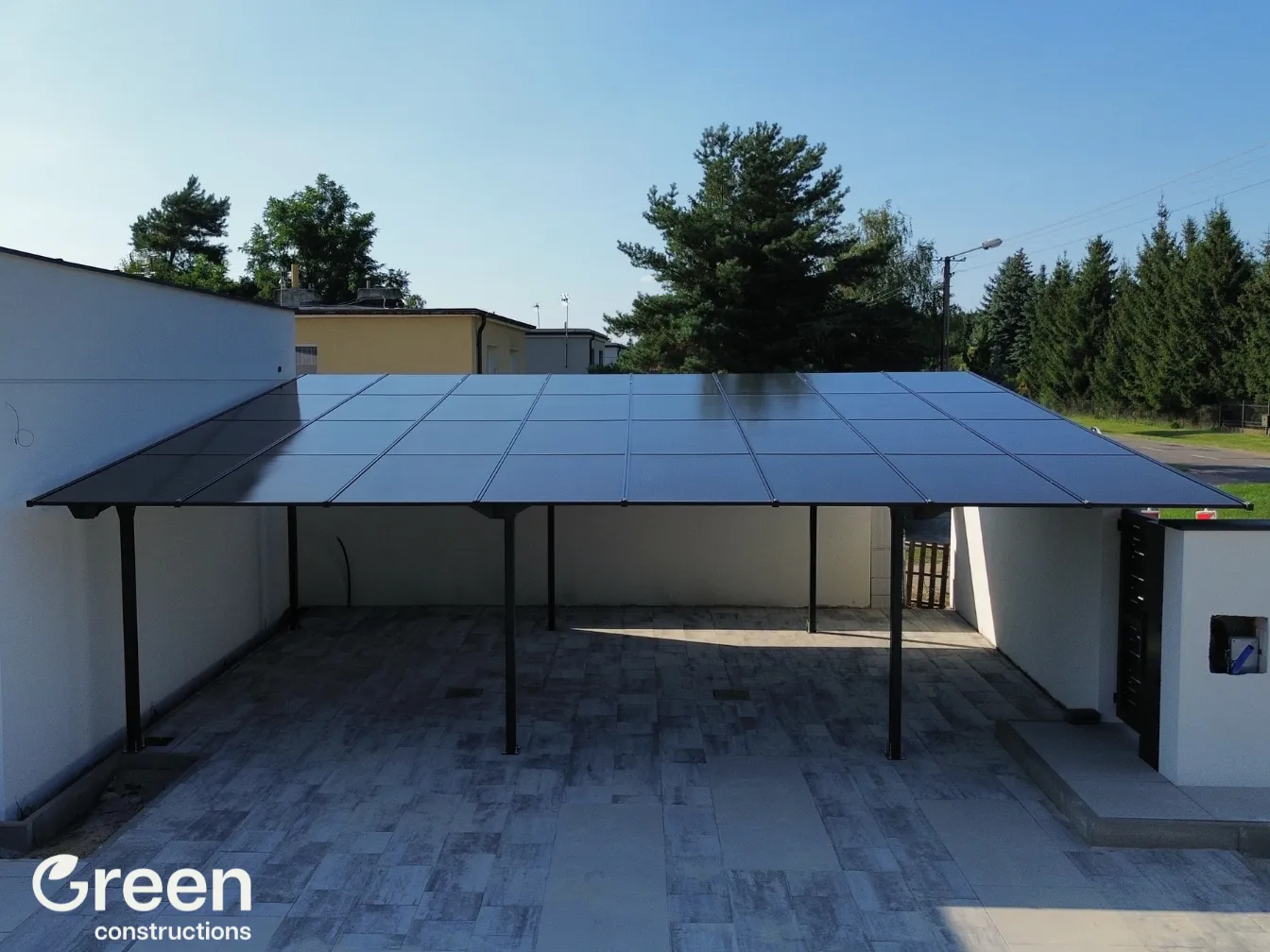 Carport PV 16 kWp - zadaszenie dla 2 powiekszonych miejsc parkingowych, skomponowany pomiędzy garaż i murowany płot