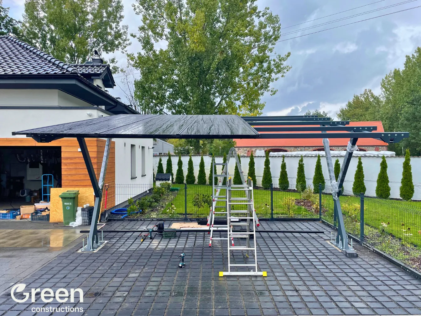 Wiata fotowoltaiczna dwustanowiskowa w trakcie budowy - zamontowane 3 rzeczy paneli z 5 docelowo.