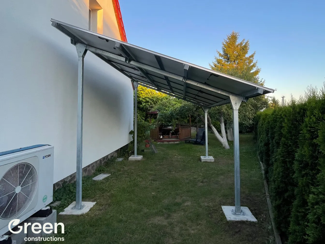 Carport PV 5 kWp przy domu widok od wjazdu, dach nachylony pod kątem 20 stopni