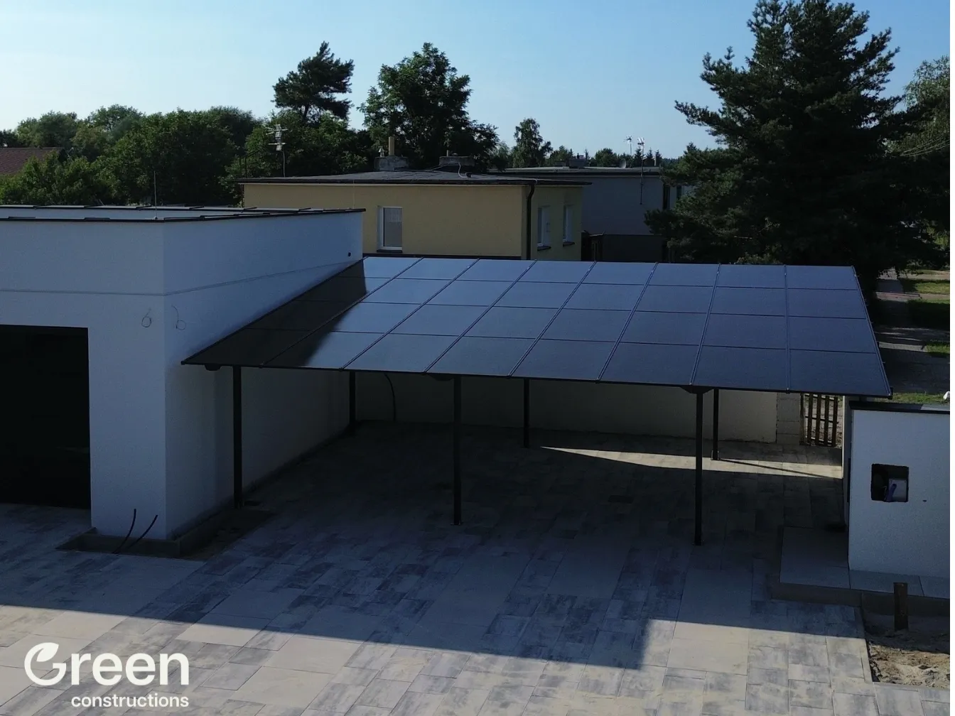 Duzy Carport fotowoltaiczny 16 kWp z dachem wykonanym z 32 paneli w układzie 4x8