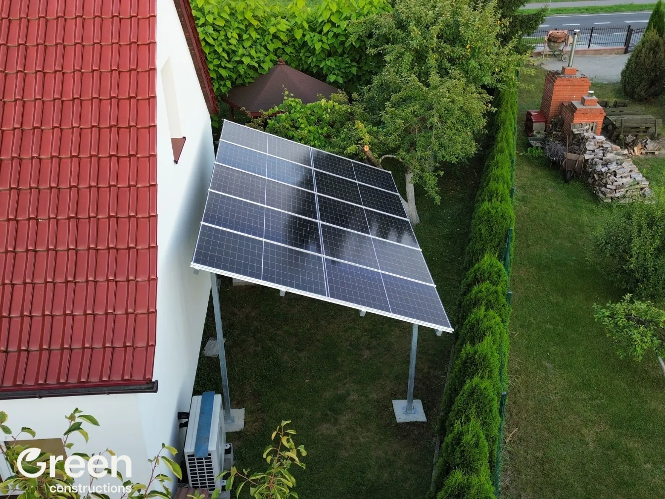 Carport fotowoltaiczny 5 kWp ustawiony przy domu