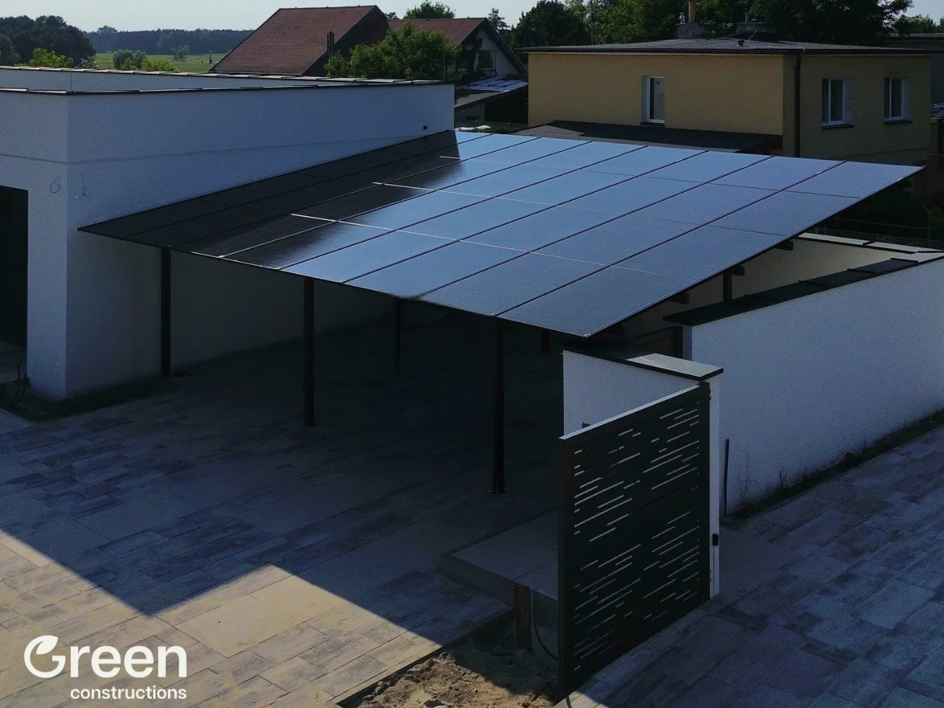 Wiata PV 16 kWp - widok po skosie od strony wjazdu na podwórze. Wiata zadasza również wejście na posesje - furtkę.