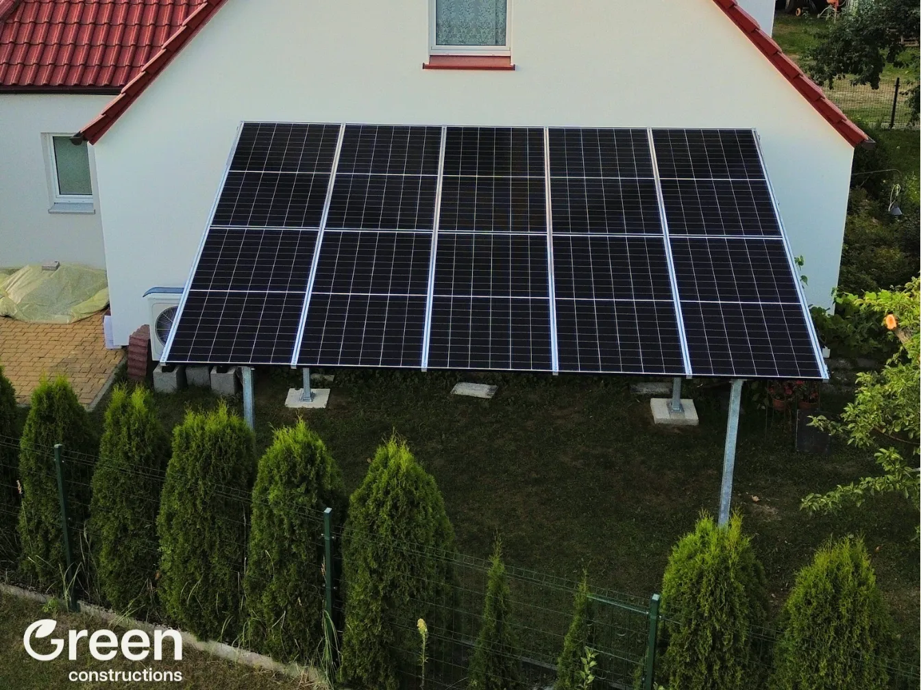 Wiata PV 5 kWp widok od długiego boku, dach wykonany z 10 paneli w ukłdzie 2x5, szerokość wiaty to 5,9m