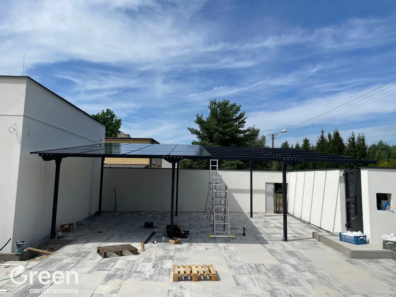 Wiata solarna 16 kWp w czasie budowy założone 4 rzędy. Panele montowane w systemie szczelnym w czarnych aluminiowych profilach