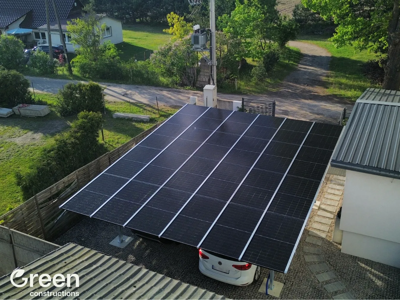Carport fotowoltaiczny 12kWp, widok z lotu ptaka, dach pokryty jest 24 modułami fotowoltaicznymi bifacjalnymi.