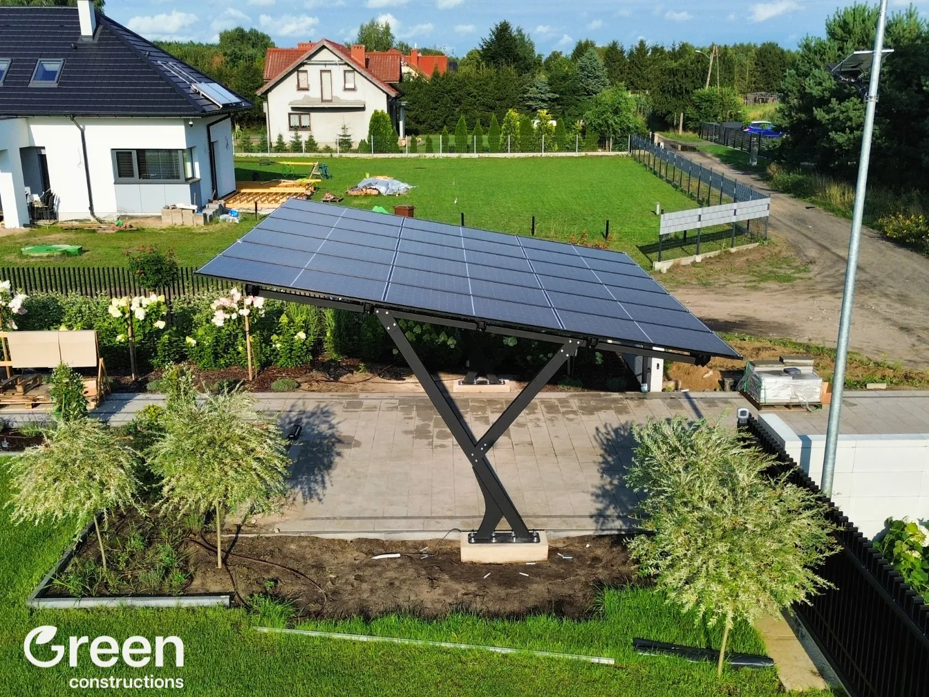 Wiata solarna na dwóch nogach w kształcie litery Y, 18 paneli PV nad podjazdem, woj. zachodniopomorskie
