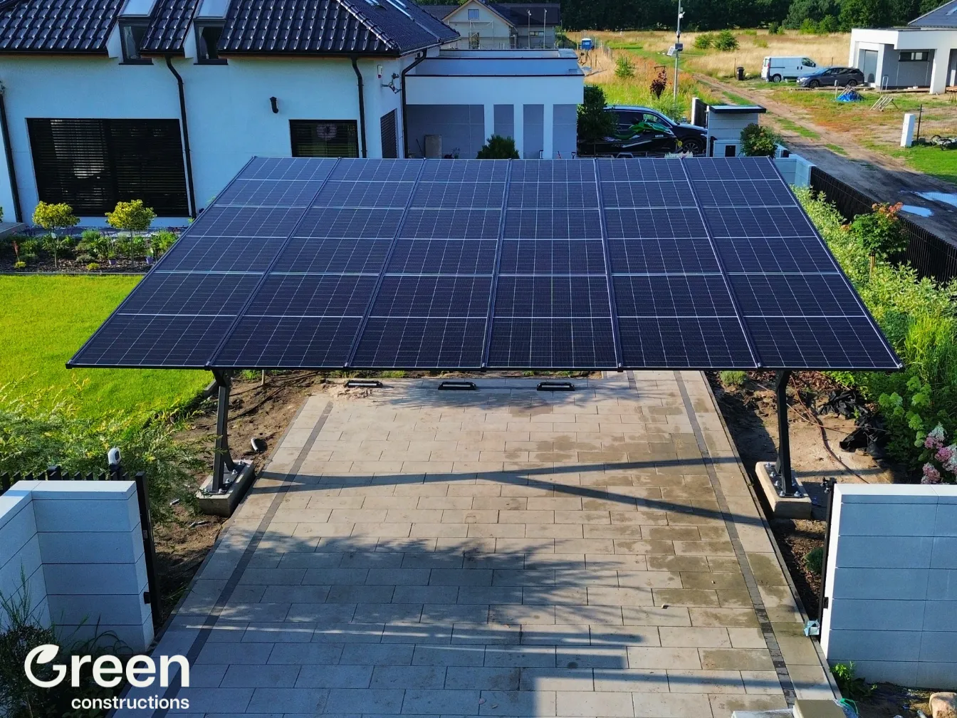 Dwustanowiskowa wiata fotowoltaiczna 9 kWp nad podjazdem, woj. zachodniopomorskie – realizacja Green Constructions