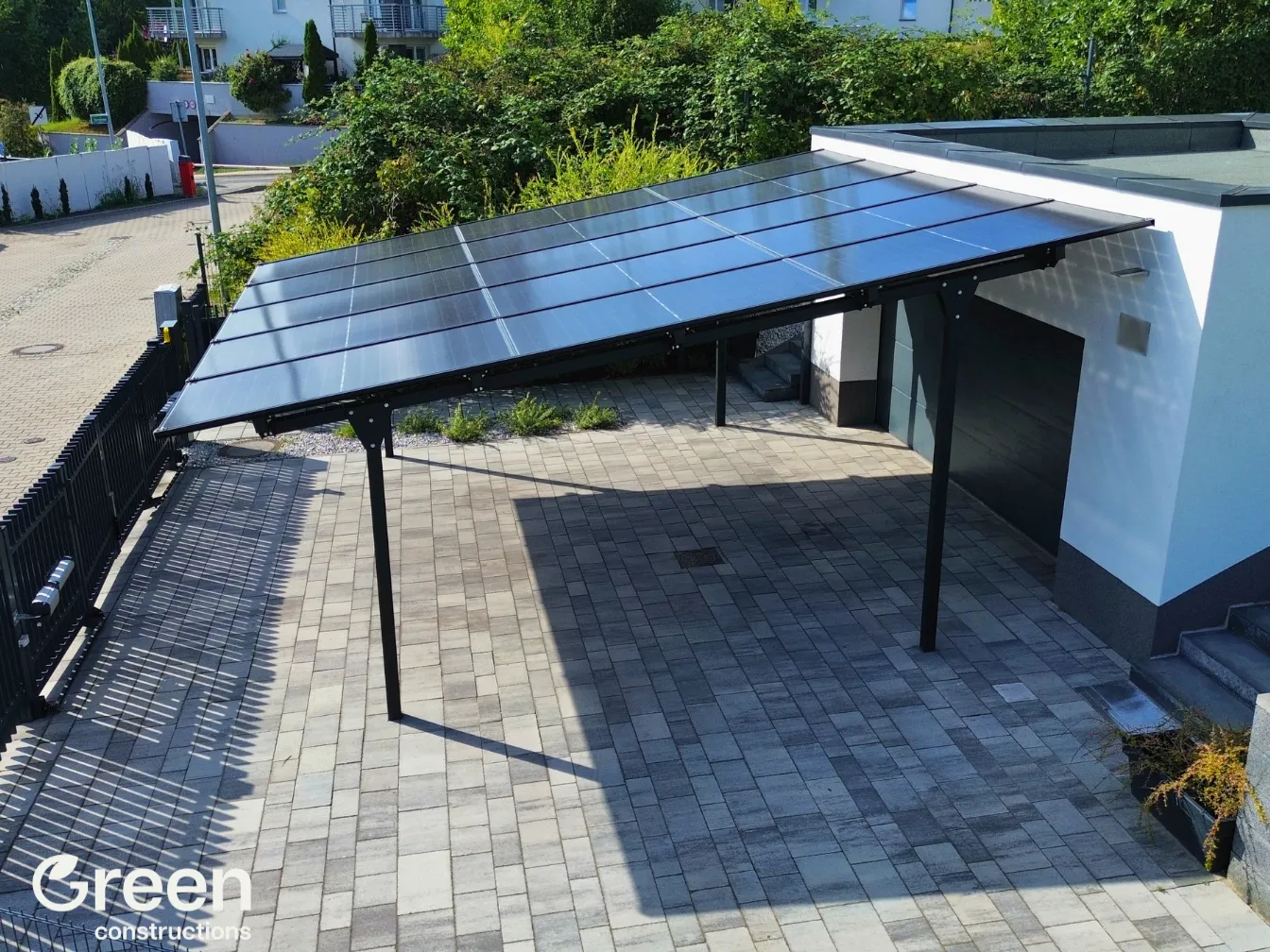 Dwustanowiskowa wiata fotowoltaiczna 7,5 kWp na czterech słupach nośnych przy garażu, woj. zachodniopomorskie
