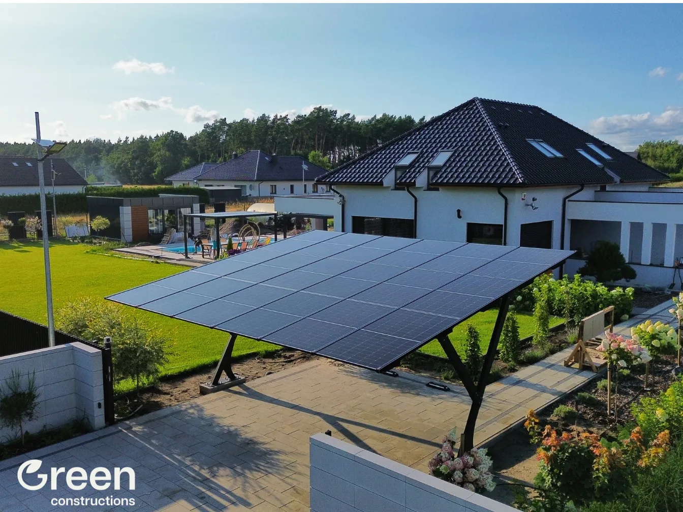 Dwustanowiskowa wiata fotowoltaiczna z czarną konstrukcją stalową nad podjazdem, woj. zachodniopomorskie – Green Constructions