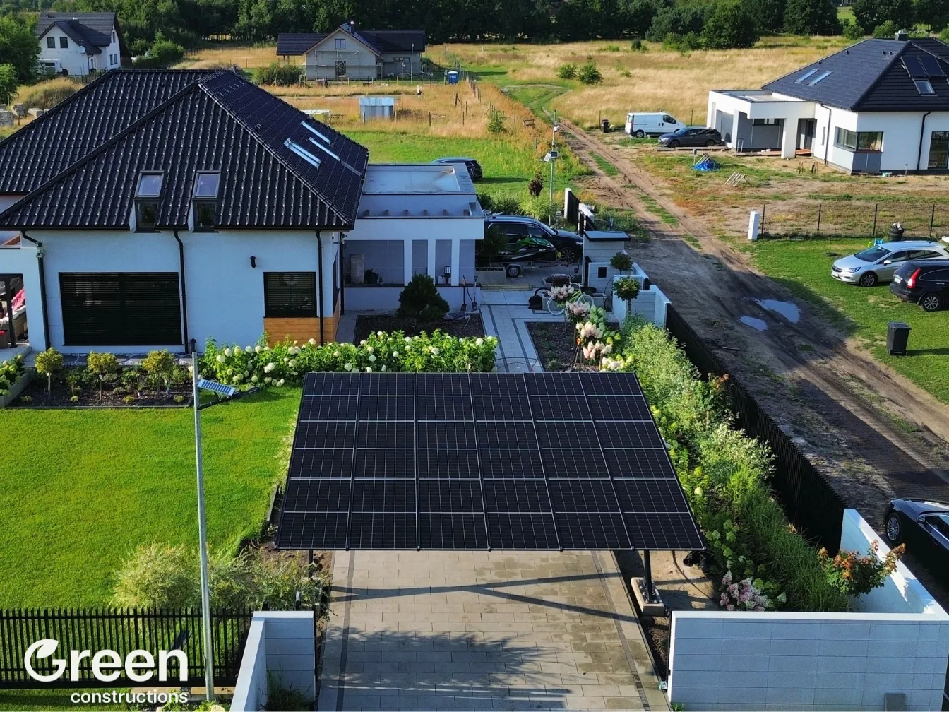 Wiata solarna 9 kWp na pojedynczym słupie nośnym, montaż wzdłuż ogrodzenia posesji, woj. zachodniopomorskie